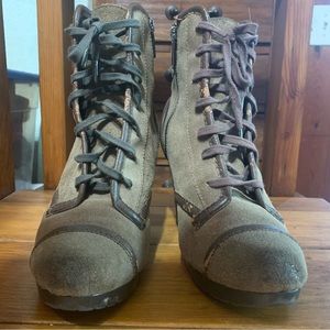 Vintage Distressed Timberland Heels